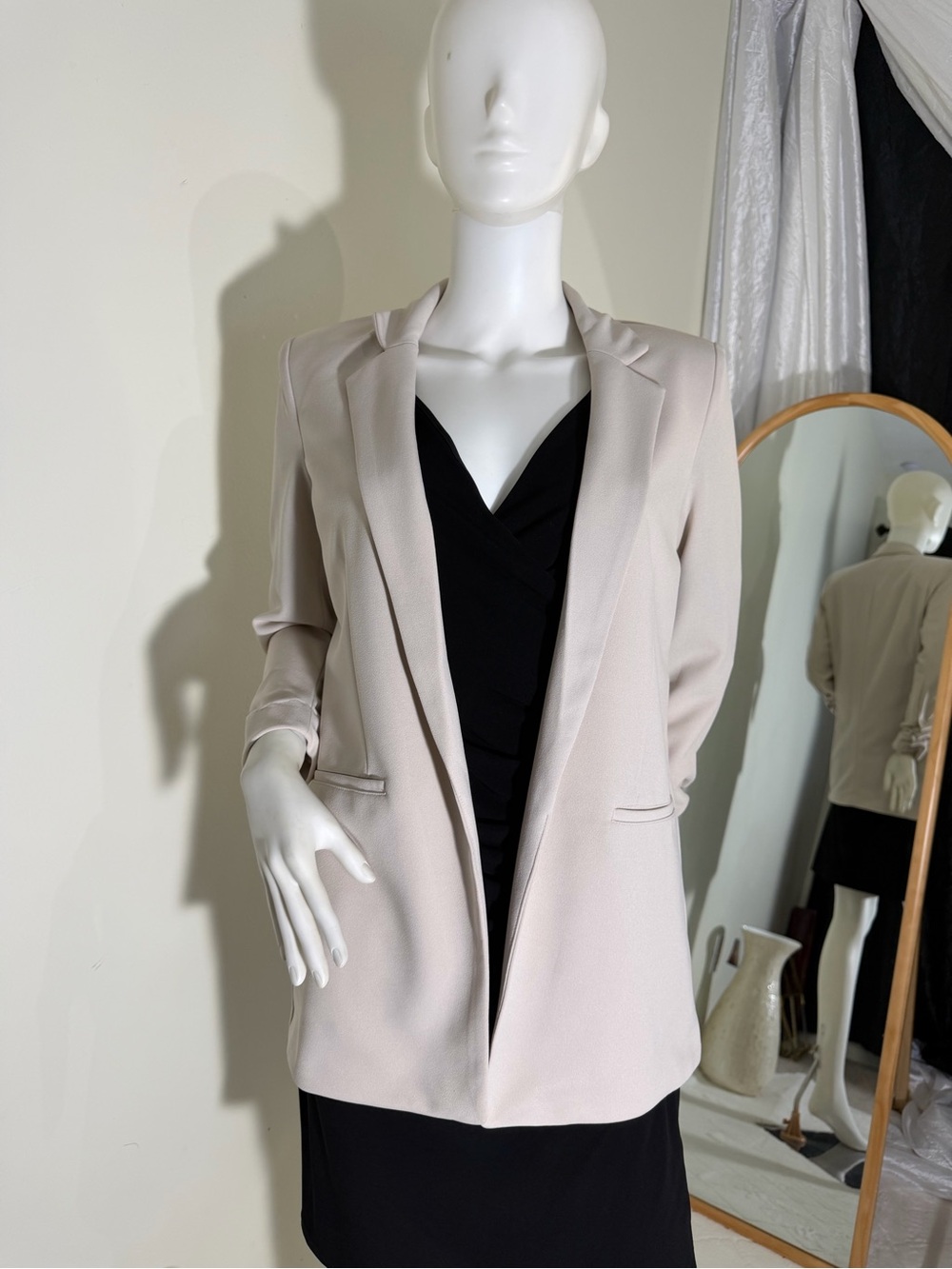 Tahari Blazer elegant light beige.

.